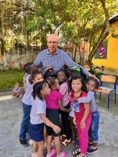 Dr. Allevato with young students at the Community Activities Center in Brazil. 
